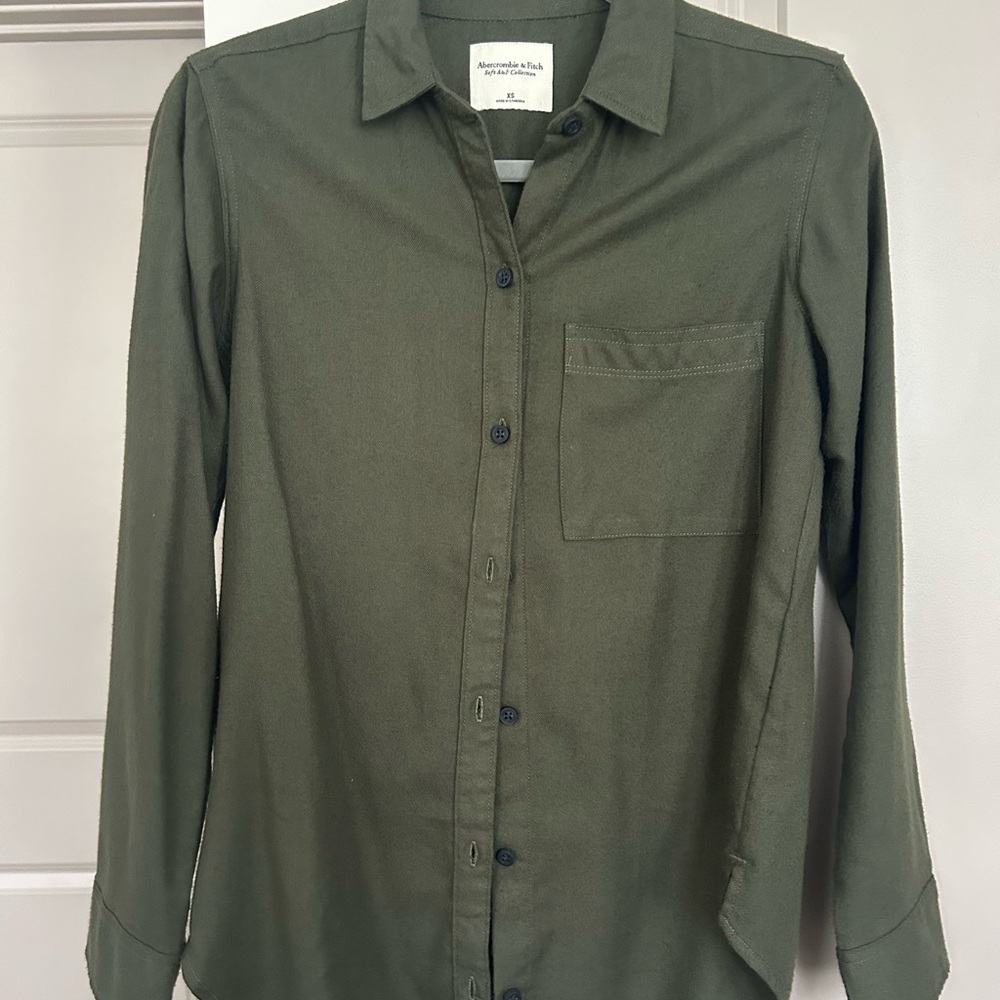 Abercrombie & Fitch Soft AF Olive Casual Button-Down Shirt